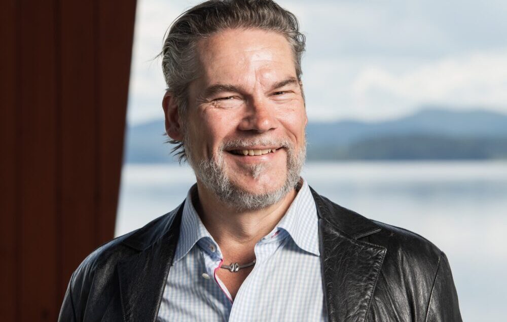 Petri Lindroos, bass