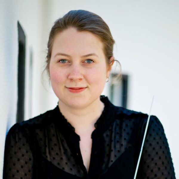 Anna Hartmann, conductor