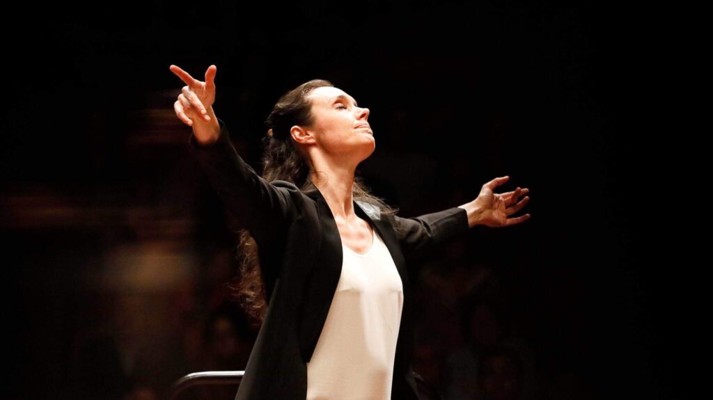 Zoe Zeniodi conducts Bogota Philharmonic