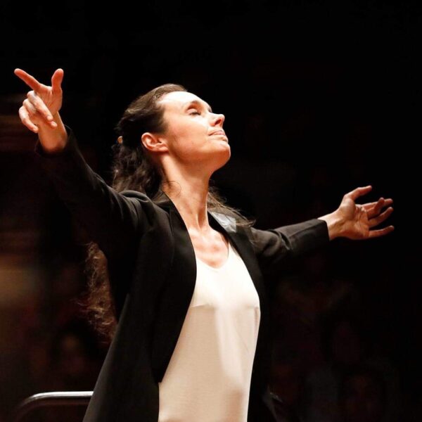 Zoe Zeniodi conducts Bogota Philharmonic