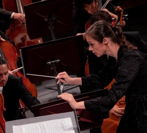 Zoe Zeniodi conducts Orquesta Sinfónica Nacional de Colombia