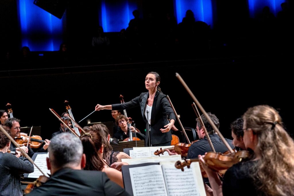 Zoe Zeniodi conducts Paris Mozart Orchestra