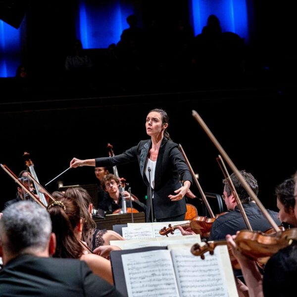 Zoe Zeniodi conducts Paris Mozart Orchestra