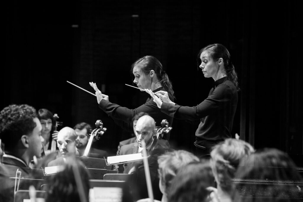 Zoe Zeniodi conducts Academia Jovem Concertante