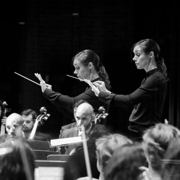 Zoe Zeniodi conducts Academia Jovem Concertante
